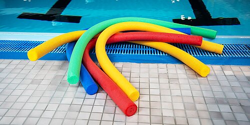 Hallenbad Offheim - Schwimmnudeln am Beckenrand