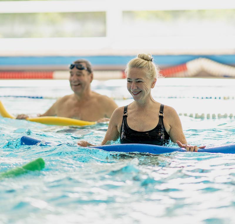 Teilnehmer der Kursangebote im Hallenbad Offheim bei Übungen im Becken Teilnehmer der Kursangebote im Hallenbad Offheim bei Übungen im Becken