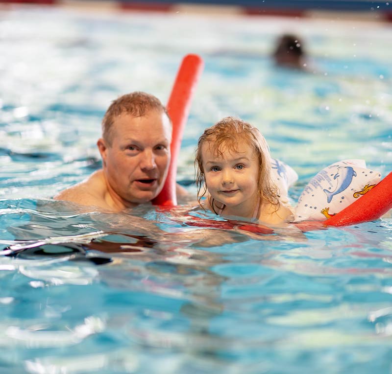Vater und Tochter Schwimmerbecken im Hallenbad Offheim Vater und Tochter Schwimmerbecken im Hallenbad Offheim