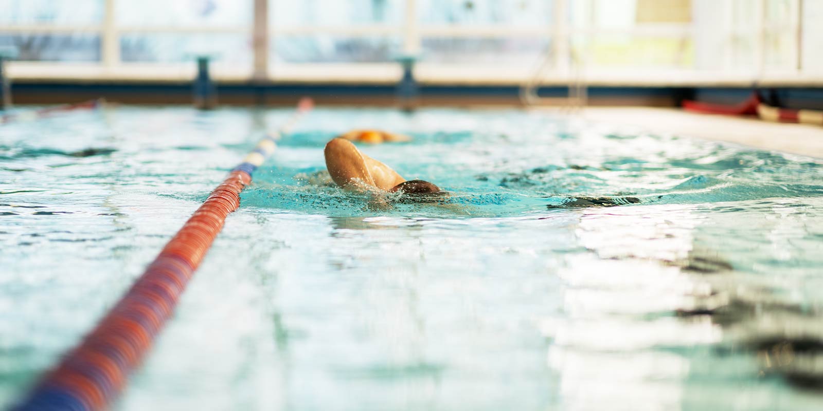 Schwimmer im Sportbecken im Freistil Schwimmer im Sportbecken im Freistil